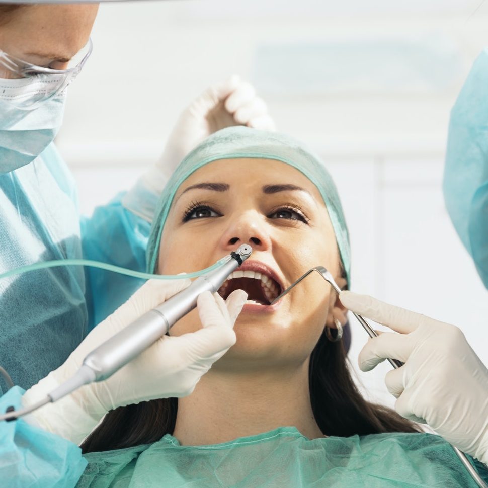 Dentists with a patient during a dental intervention.